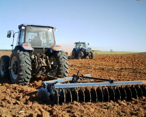 Poconé é contemplada com equipamentos agrícolas e microônibus